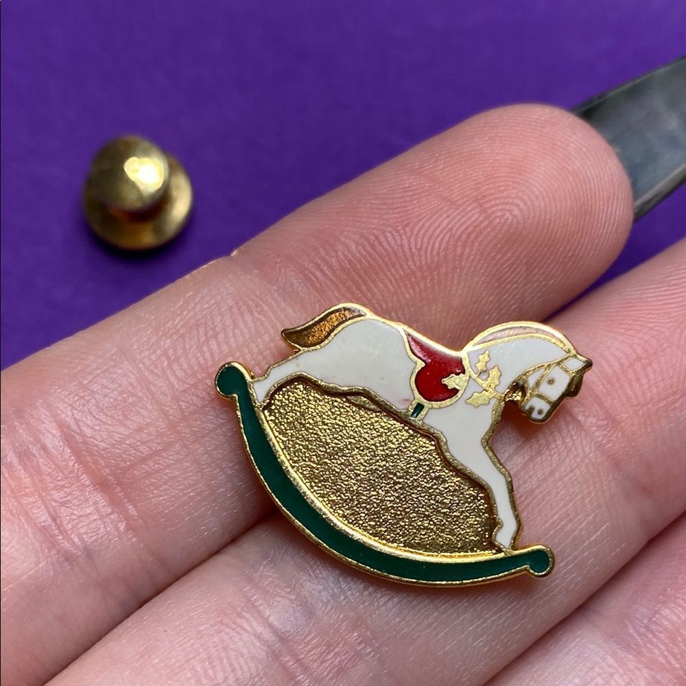 💛 Vintage 1989 Hallmark Cards Rocking Horse Christmas Enamel Pin - Picture 3 of 4